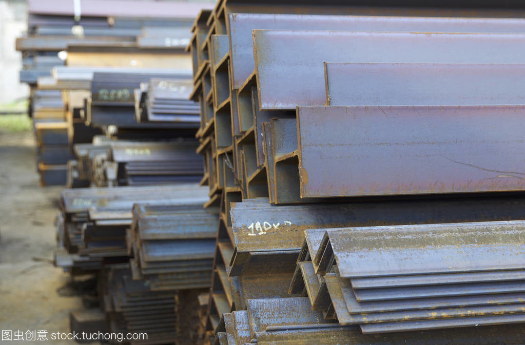 金屬制品倉庫中的多樣金屬材料與制品